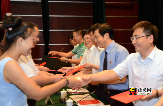 重庆：改革后首届218名人民监督员“走马上任”