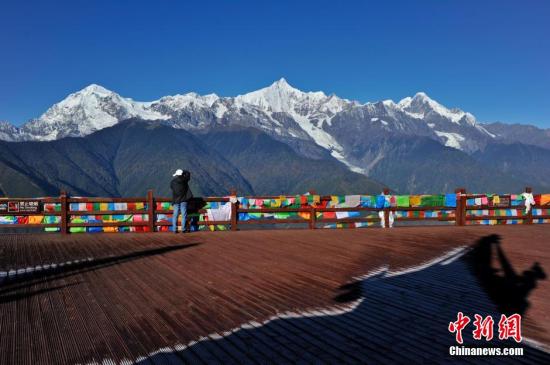 云南梅里雪山破垃圾围困之殇 12天清理垃圾150吨