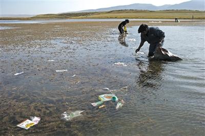 青海湖的垃圾之殇:环卫工劝阻扔垃圾常挨骂